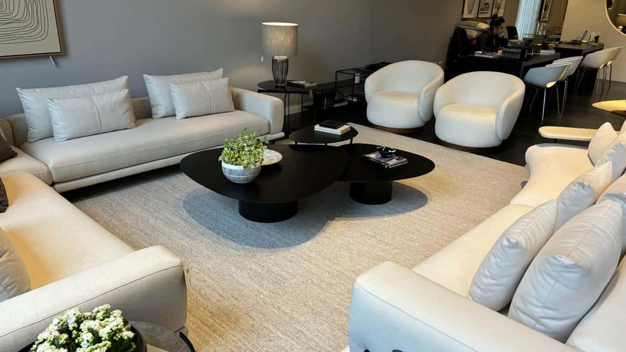 sala de estar com tapete neutro de luxo